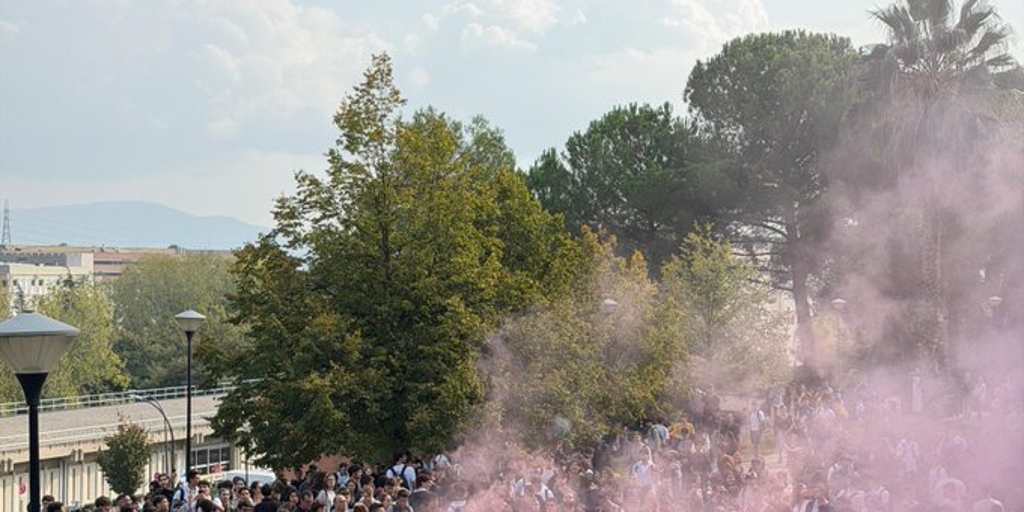 Los Mossos cargan contra unos encapuchados en la UAB que impedían un acto de S'ha Acabat! y Vito Quiles
