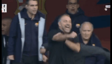 celebra el gol de Araujo con un doble corte de mangas tras ser expulsado