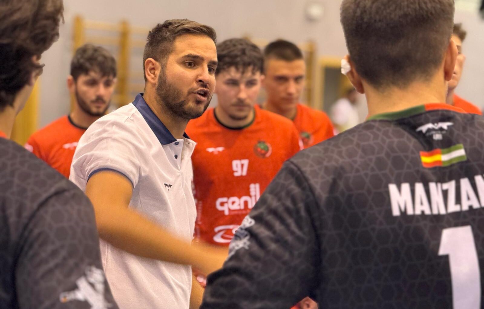 Óscar Valero da instrucciones durante un tiempo muerto (BM CIUDAD DE GRANADA)