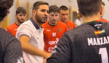 Óscar Valero da instrucciones durante un tiempo muerto (BM CIUDAD DE GRANADA)