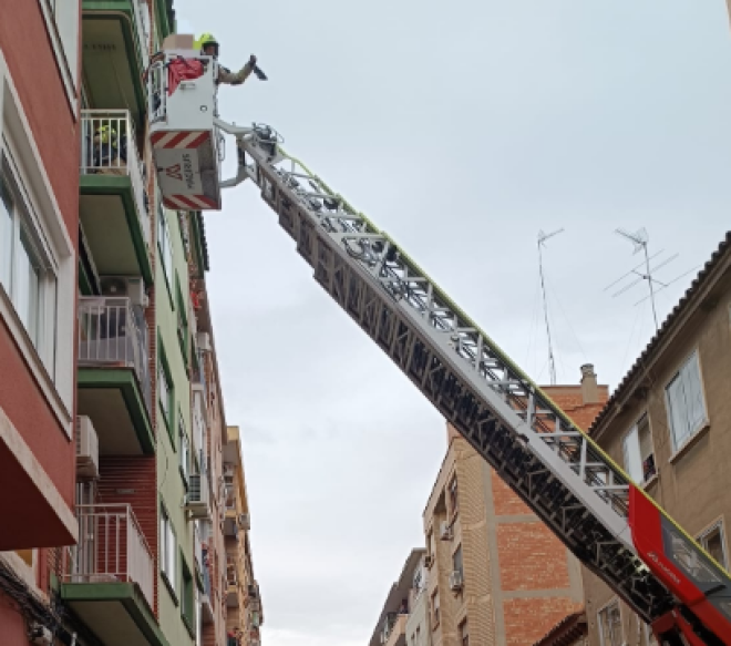 Rescatado un menor de 10 años y su hermano de 23 en un incendio en Zaragoza | Zaragoza