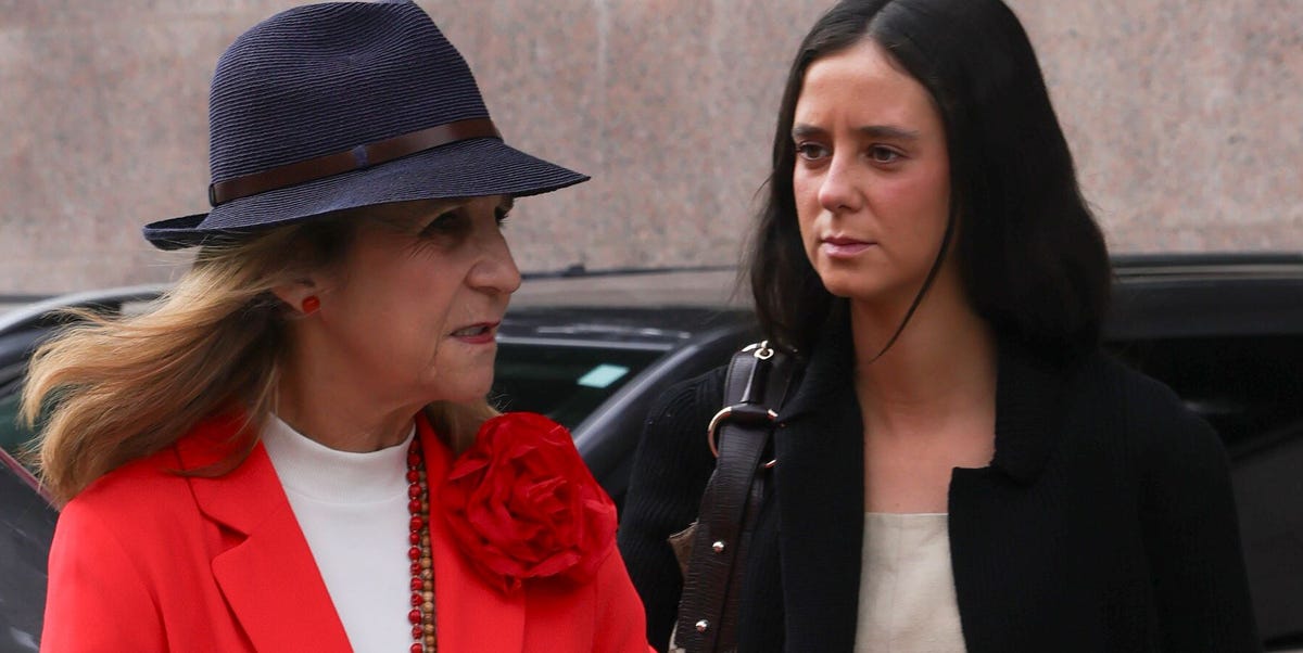 La infanta Elena y Victoria Federica coinciden en Madrid con dos 'looks' de domingo muy diferentes