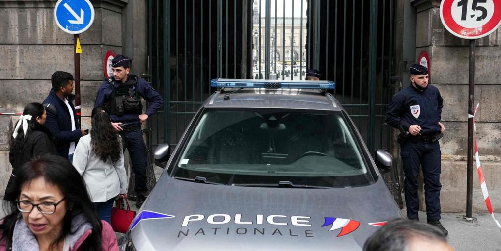 Un casco, un guante y las llaves del camión, el rastro dejado por los ladrones durante su huida tras el robo del Louvre