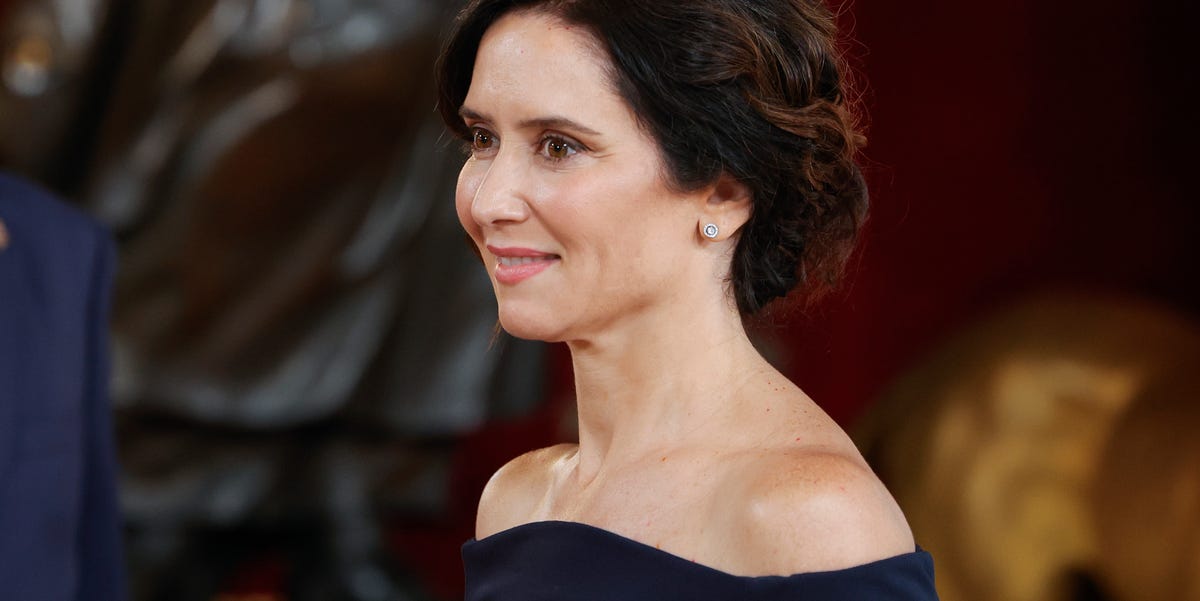 Isabel Díaz Ayuso impacta con su vestido más elegante hasta la fecha que inspirará a las invitadas de invierno