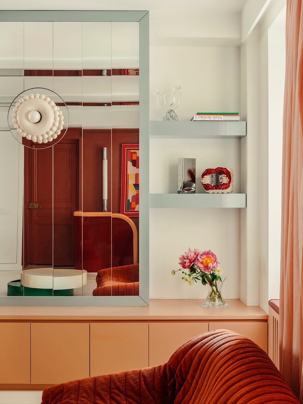casa parisina decorada en rojo, naranja y azul claro, de atelier ha