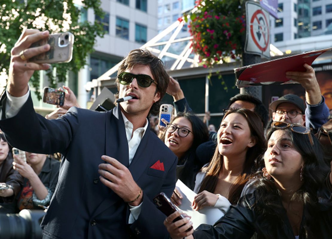 Jacob Elordi (izquierda) asiste al estreno de 