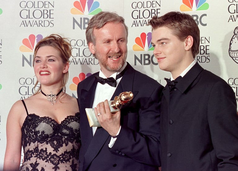 James Cameron junto a Kate Winslet y Leonardo DiCaprio luego de recibir el premio como Mejor Director por "Titanic" en los Golden Globe. (Foto: HAL GARB / AFP)