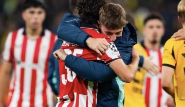 El bonito abrazo de Jauregizar al cachorro Ibon Sánchez por su debut en Champions