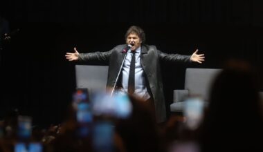 Javier Milei relanza su campaña y presenta su nuevo libro en un estadio cerrado