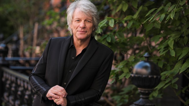 Jon Bon Jovi posando para la promoción de un disco en 2020 (Foto: Drew Gurian/Invision/AP).