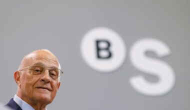 El presidente del Sabadell y el consejero díscolo David Martínez chocan en público por la opa de BBVA