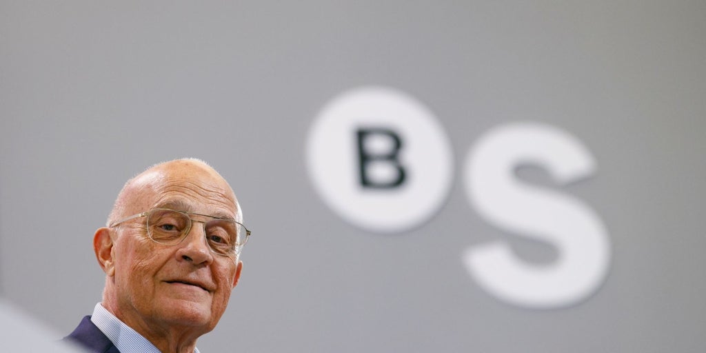 El presidente del Sabadell y el consejero díscolo David Martínez chocan en público por la opa de BBVA