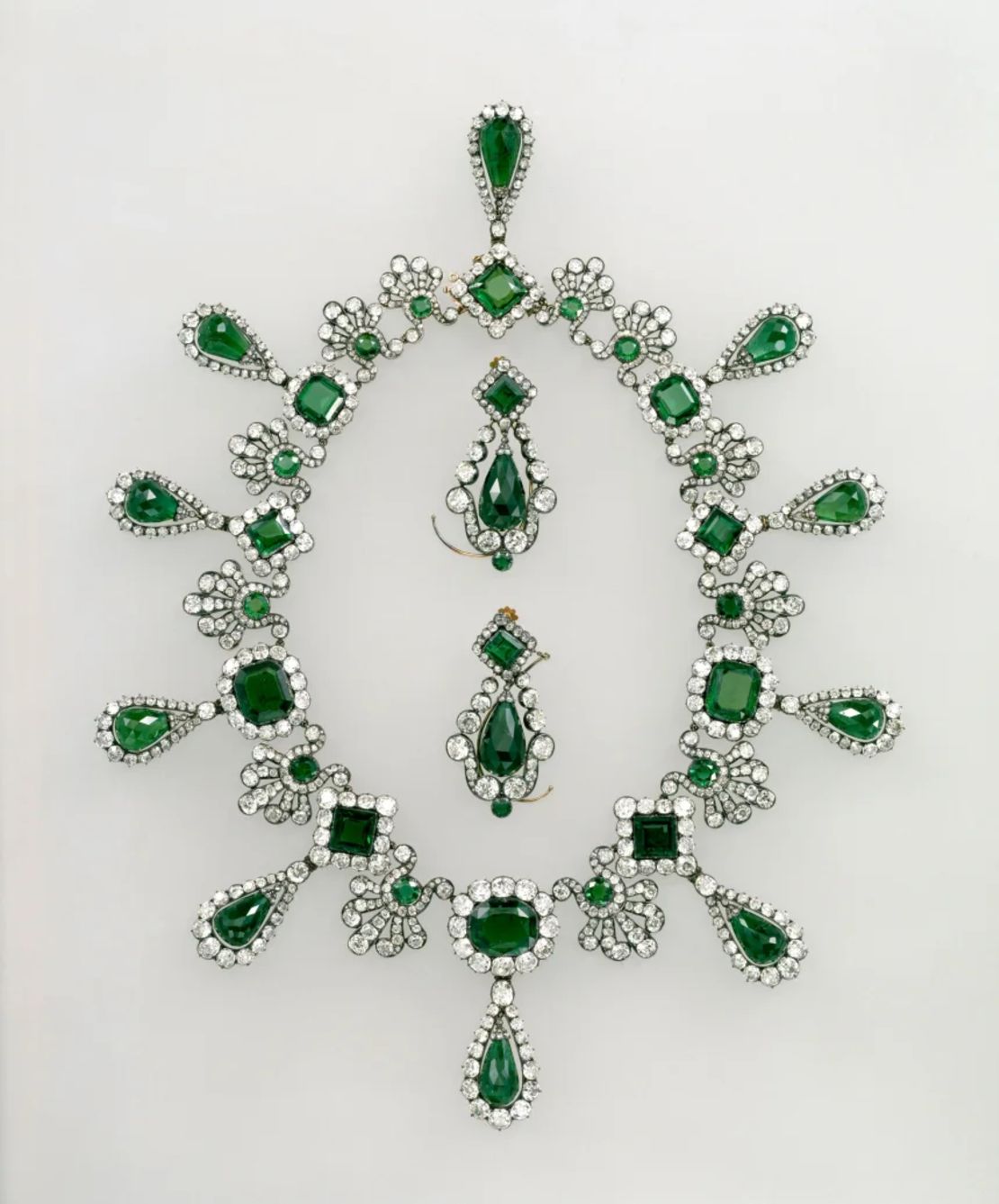 Un collar y unos pendientes del conjunto de esmeraldas de la segunda esposa de Napoleón, la emperatriz María Luisa, figuraban entre las joyas robadas del Louvre.