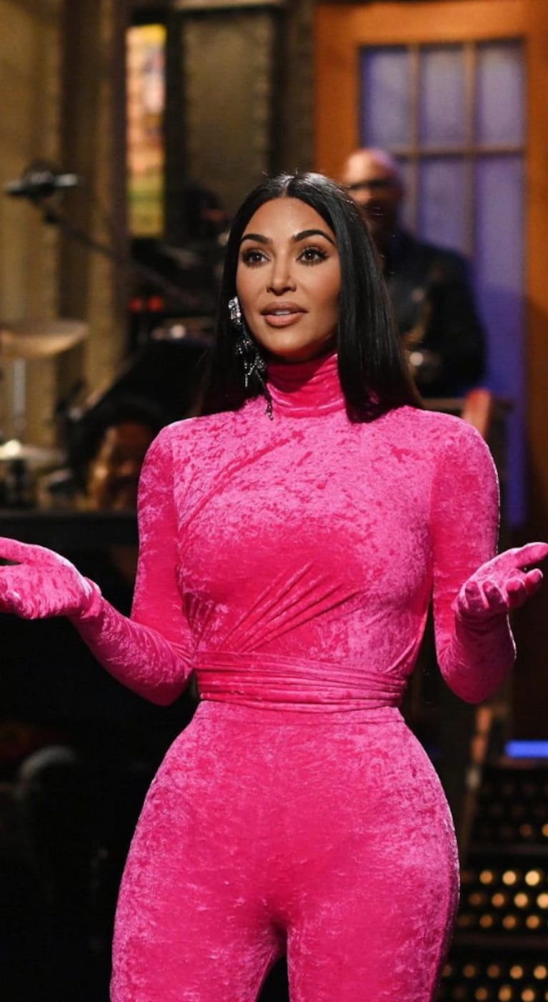 Kim Kardashian con un catsuit de terciopelo fucsia durante su monólogo en "Saturday Night Live", en 2022. (Foto: Instagram/@voguemagazine)
