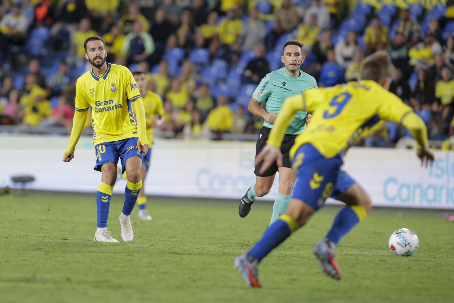 Metiendo un pase al espacio para Recoba.