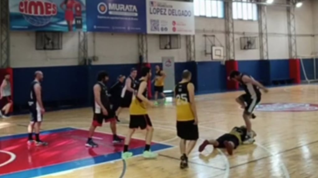 La durísima sanción que recibió el jugador que le pisó la cabeza a un rival en un partido de básquet amateur