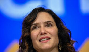 En Francia ven lo que va a hacer Madrid con Woody Allen y no se cortan al calificar a Ayuso con una palabra rotunda