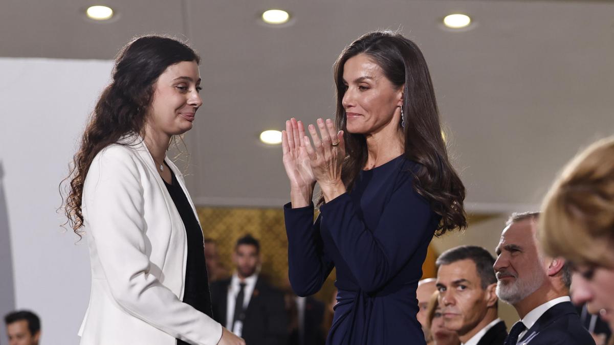 Letizia y su cálido gesto de apoyo a Andrea Ferrari, de 20 años, hija de una de las fallecidas por la DANA