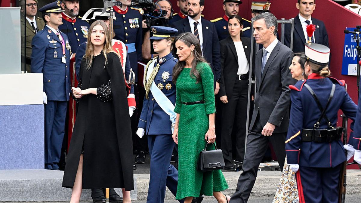 Letizia impecable de verde en una de sus grandes citas oficiales que ha vuelto a reunir a la princesa Leonor y la infanta Sofía