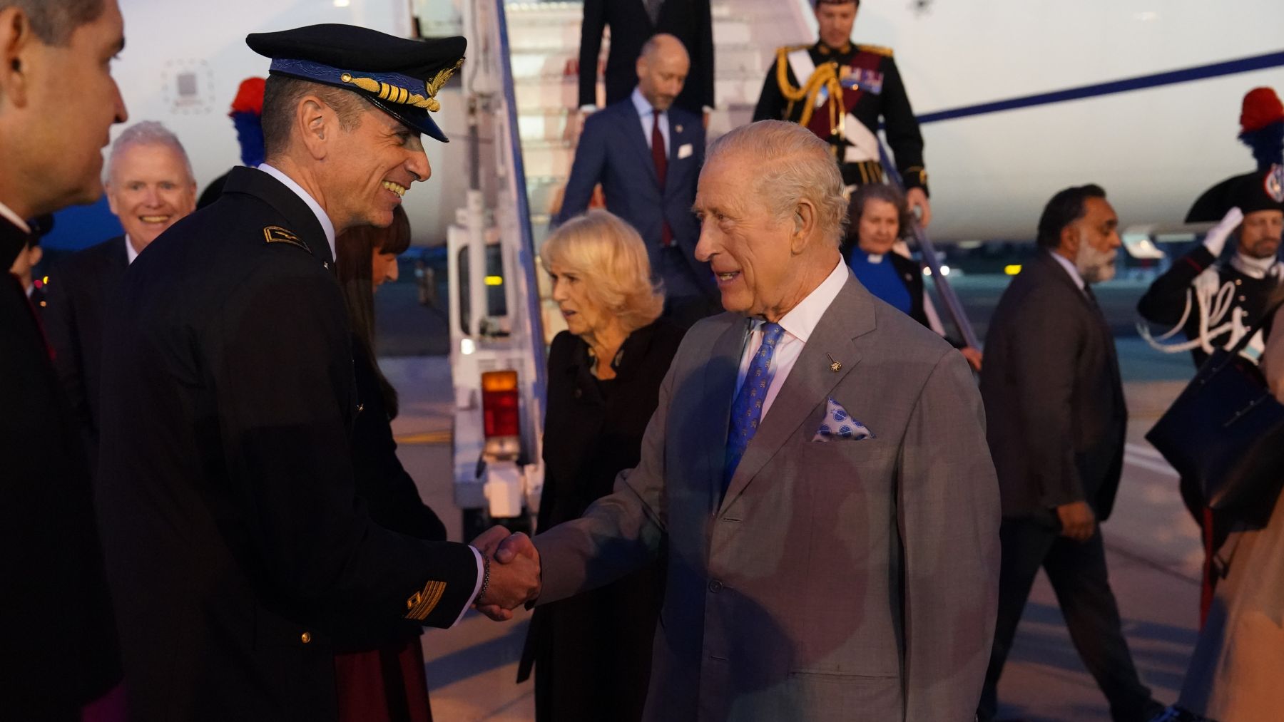 Los reyes Carlos III y Camila a su llegada a Roma. (Foto: Gtres)