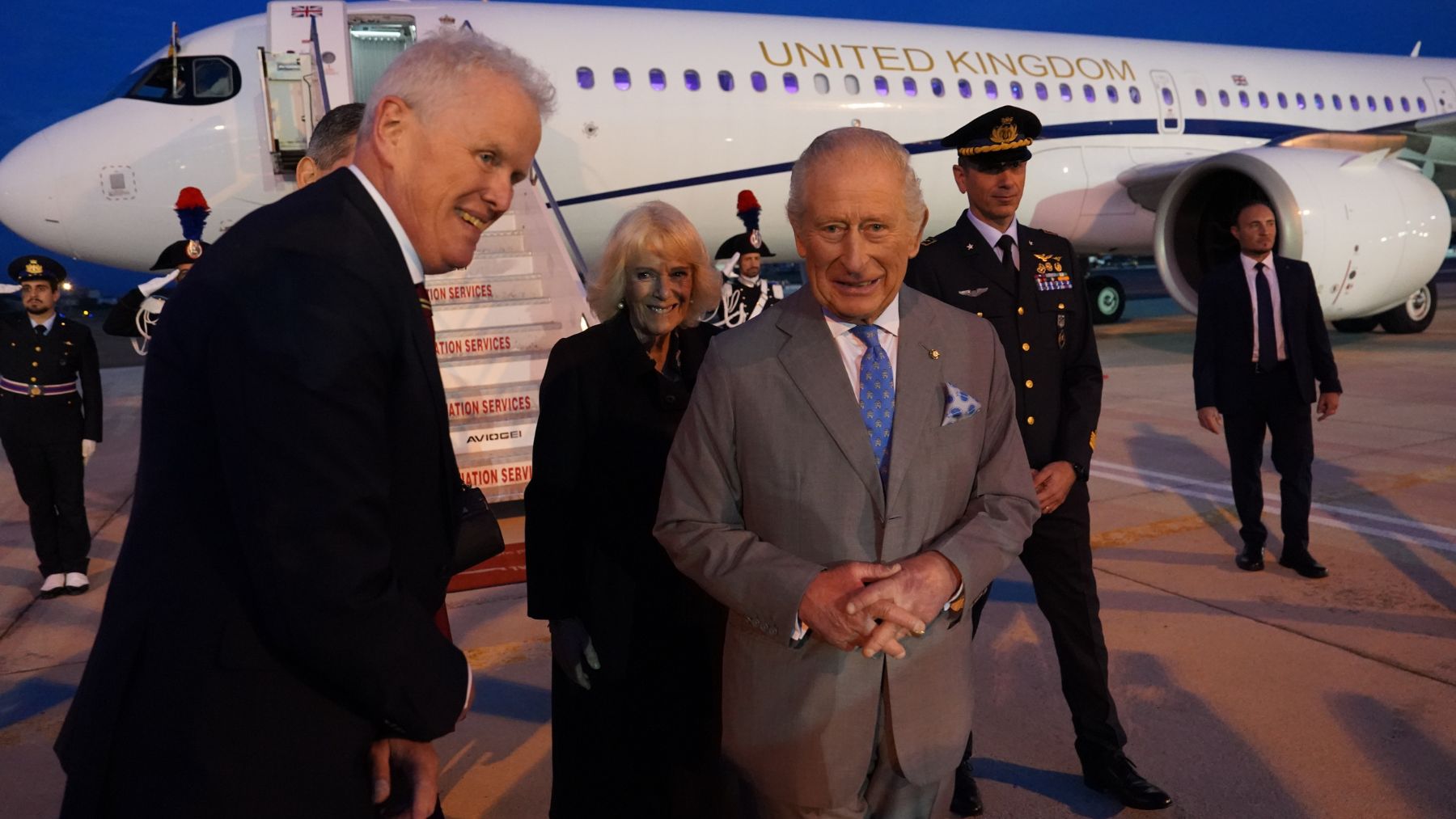 Carlos III y Camila aterrizan en el Vaticano en medio del escándalo