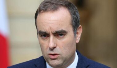 El primer ministro francés anuncia su nuevo gobierno, sobre el que ya se cierne la amenaza de una moción de censura