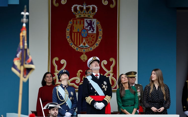 Imagen principal - Destalles del estilismo escogido por la Reina Letizia para asistir al desfile de las Fuerzas Armadas