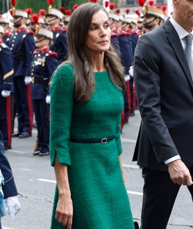 Imagen secundaria 2 - Destalles del estilismo escogido por la Reina Letizia para asistir al desfile de las Fuerzas Armadas