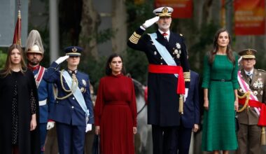 La Reina Letizia apuesta por un vestido de tweed verde para asistir al desfile de las Fuerzas Armadas