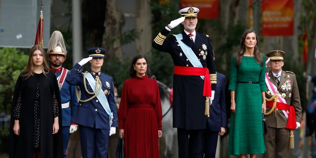 La Reina Letizia apuesta por un vestido de tweed verde para asistir al desfile de las Fuerzas Armadas