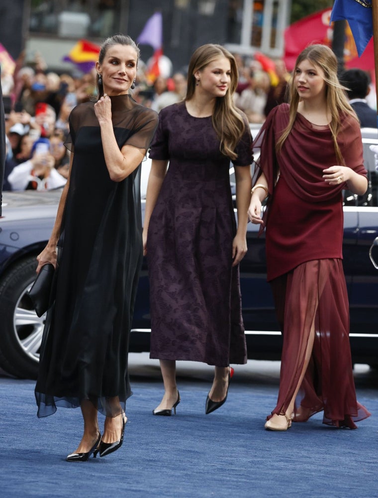 La Infatan Sofía junto a su hermana y su madre.