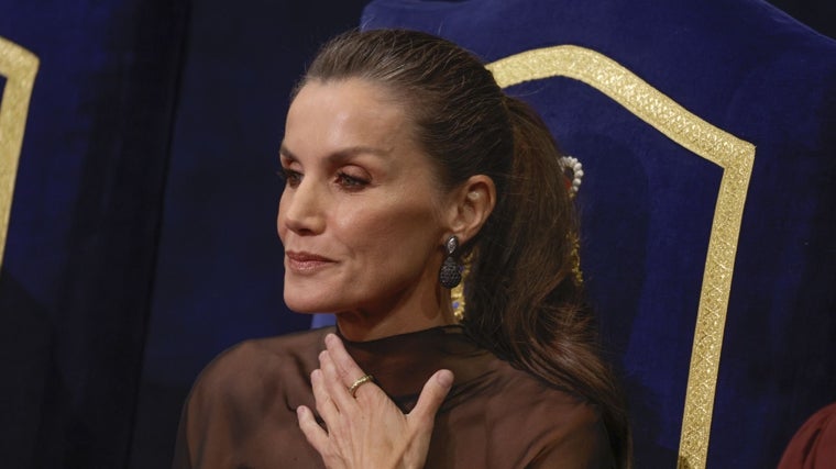 Los detalles beauty del look de la reina: maquillaje marcado y coleta.