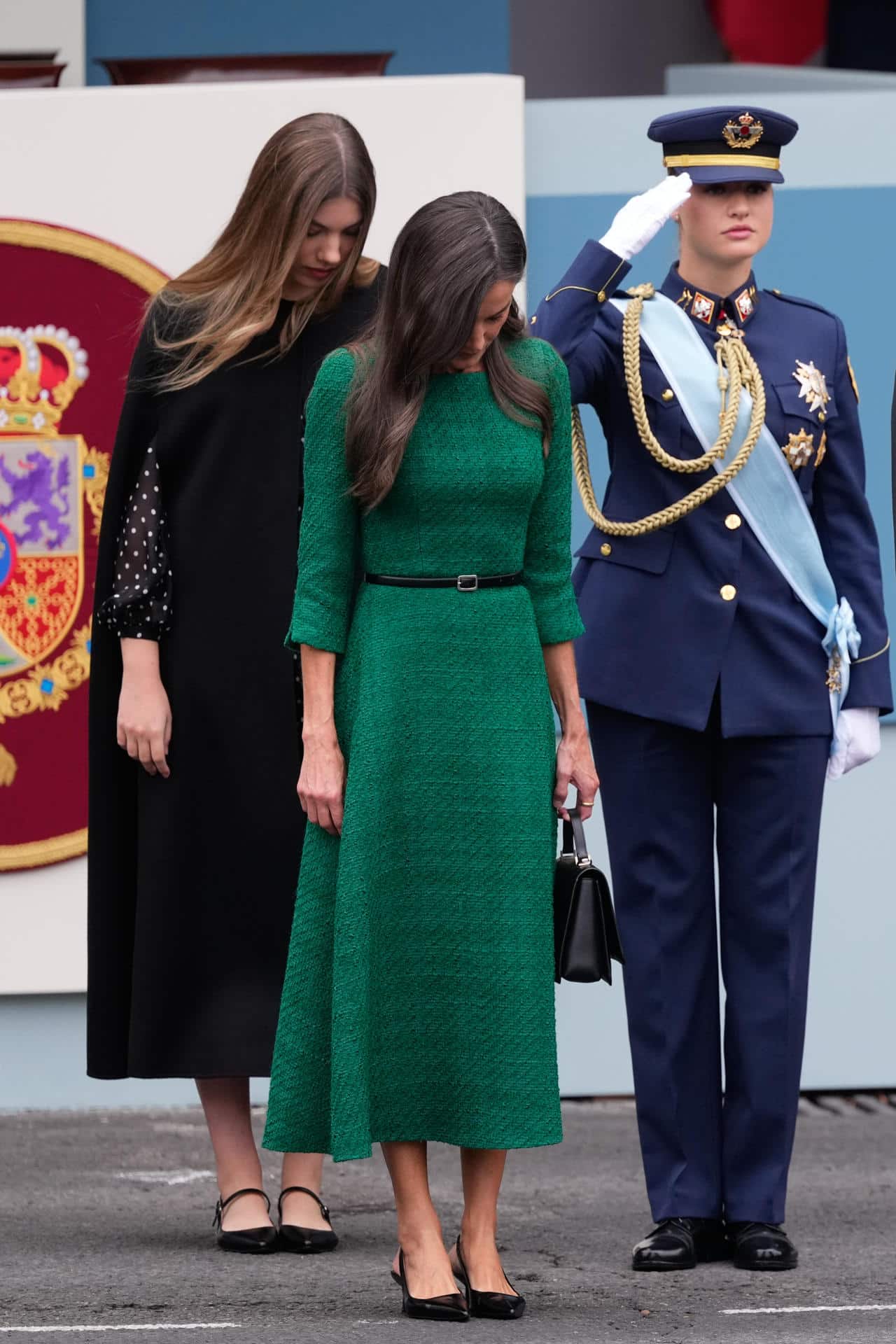 La reina Letizia, la infanta Sofía y la princesa de Asturias, Leonor saludan al paso de la bandera al inicio del desfile de las Fuerzas Armadas.