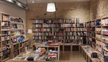 Interior de una librería con estanterías llenas de libros
