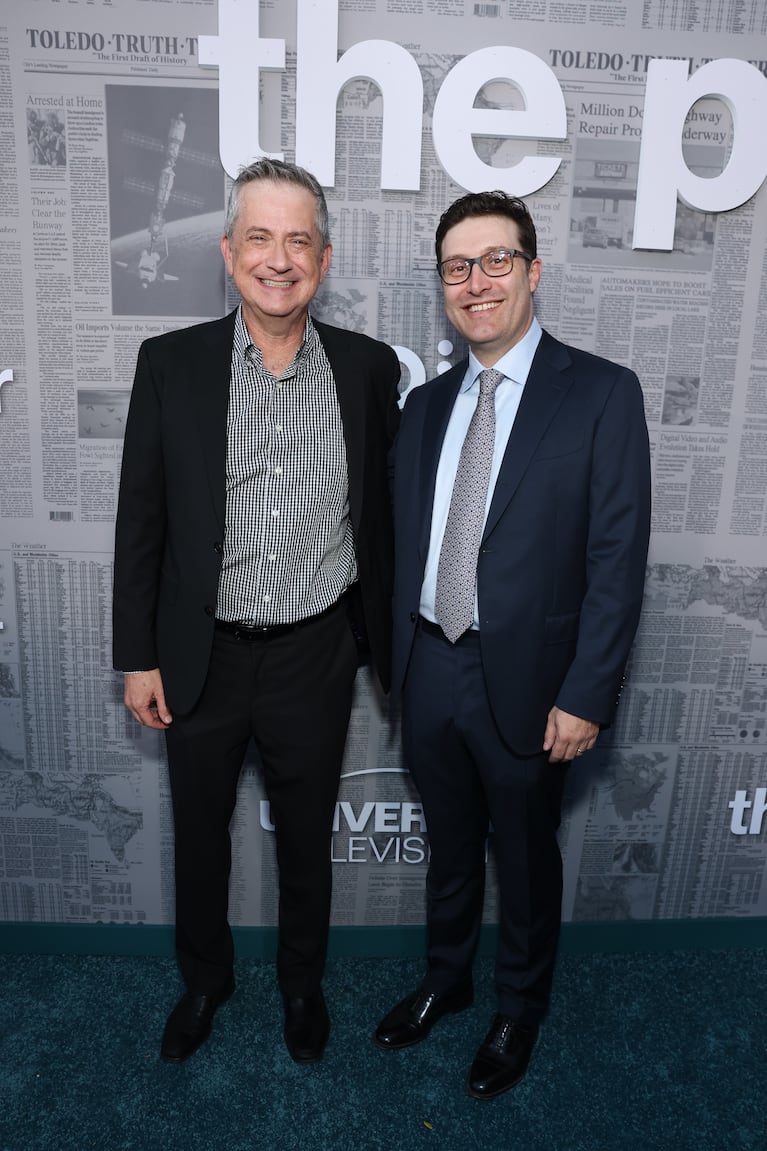 Los creadores de The Paper, Greg Daniels y Michael Koman. (Foto: Todd Williamson/Peacock/HBO Max)