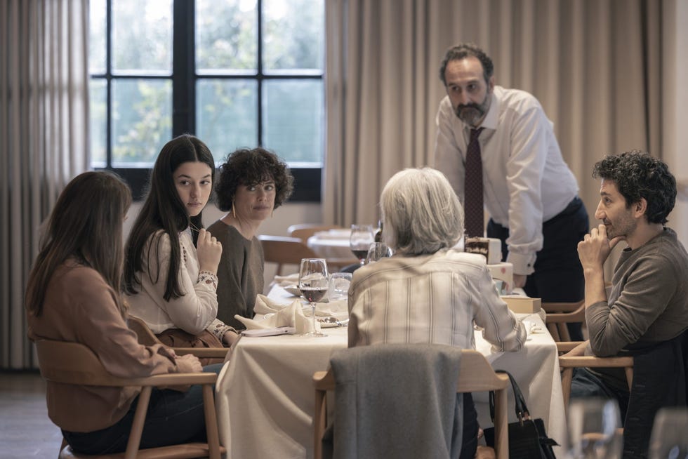 escena de la pelicula los domingos con sus protagonistas en una mesa