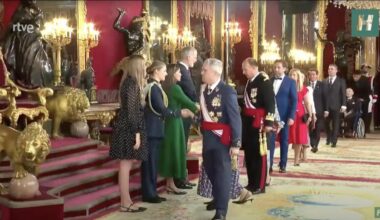 La única persona con la que se han parado a hablar los reyes de España durante el besamanos