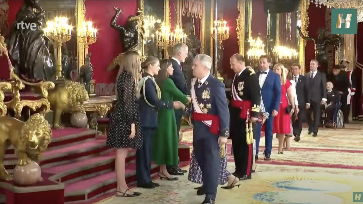 La única persona con la que se han parado a hablar los reyes de España durante el besamanos