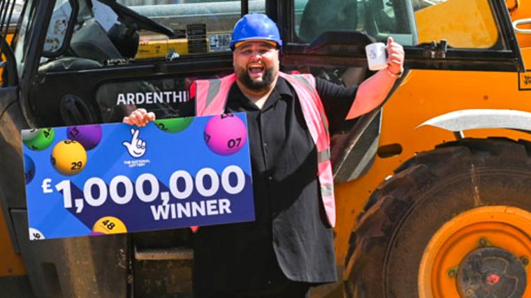 El obrero Adam López tras ganar más de un millón de euros