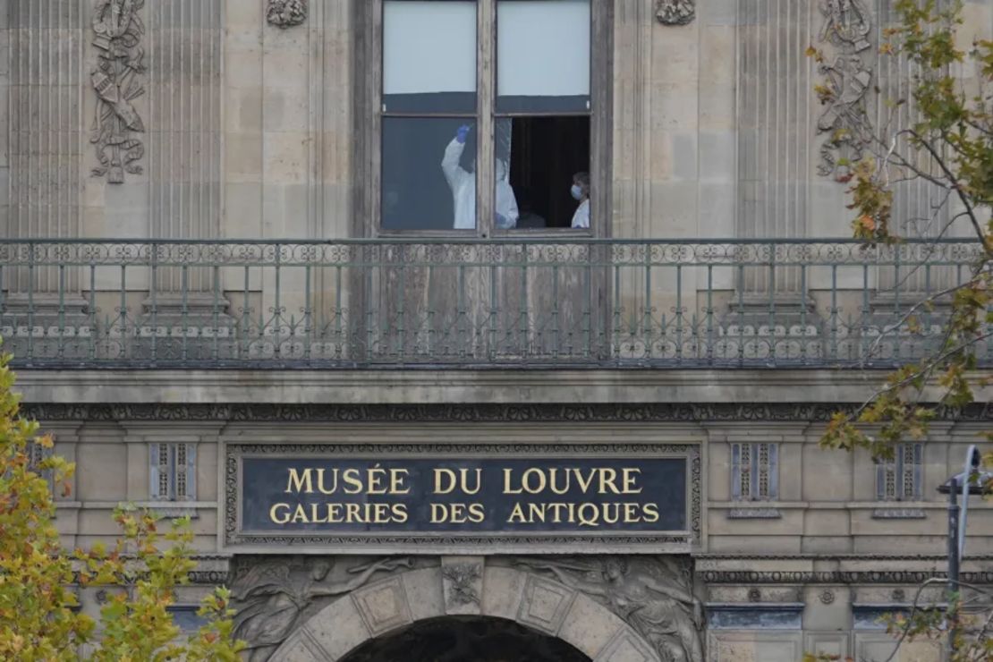 Agentes de policía trabajan dentro del museo del Louvre, el domingo 19 de octubre de 2025 en París.