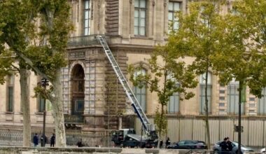 No había cámaras de seguridad en el balcón del Louvre por donde entraron los ladrones, afirma la directora