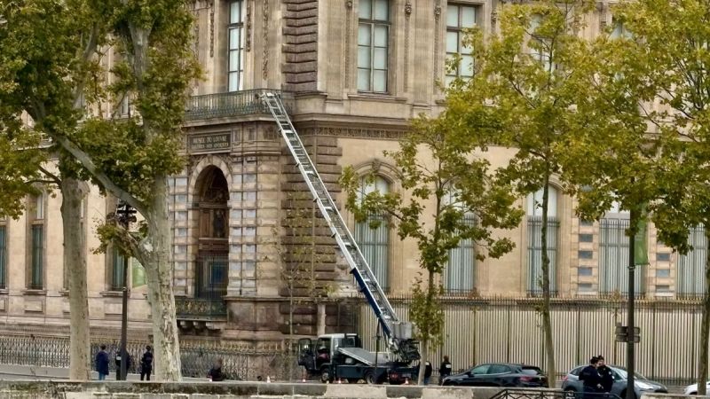 No había cámaras de seguridad en el balcón del Louvre por donde entraron los ladrones, afirma la directora