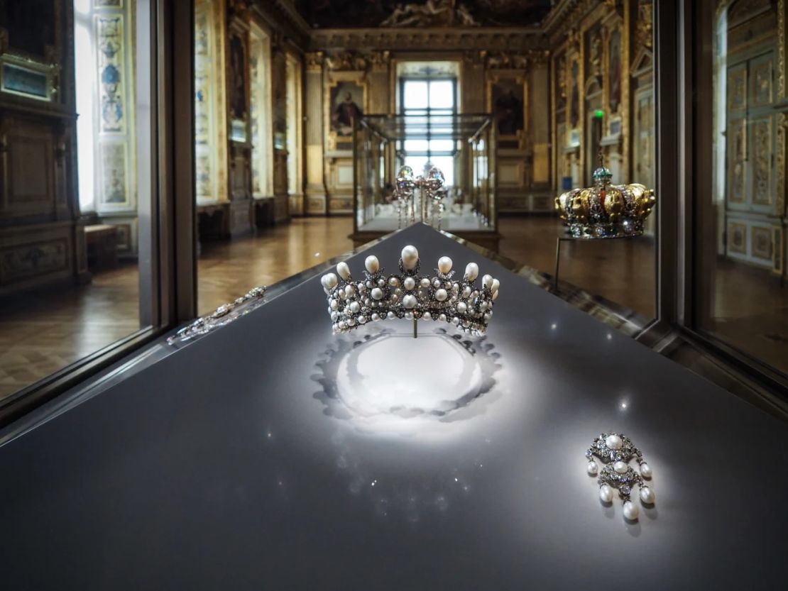 La diadema de perlas de la emperatriz Eugenia se exhibió en la Galería de Apolo del Louvre en París, Francia, el 20 de mayo de 2021. Se encuentra entre las ocho piezas que aún faltan.