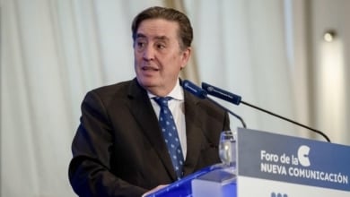 García Montero carga contra el director de la RAE por "llevar negocios para empresas multimillonarias"