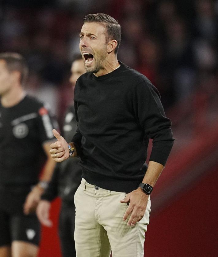 Imagen secundaria 2 - Arriba, Loiodice trata de progresar en la medular. Abajo a la izquierda, Enrique Clemente controla el esférico ante Sola. A la derecha, el técnico amarillo Luis García.