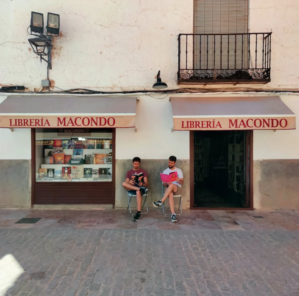 Macondo, ¿y si montamos una librería?