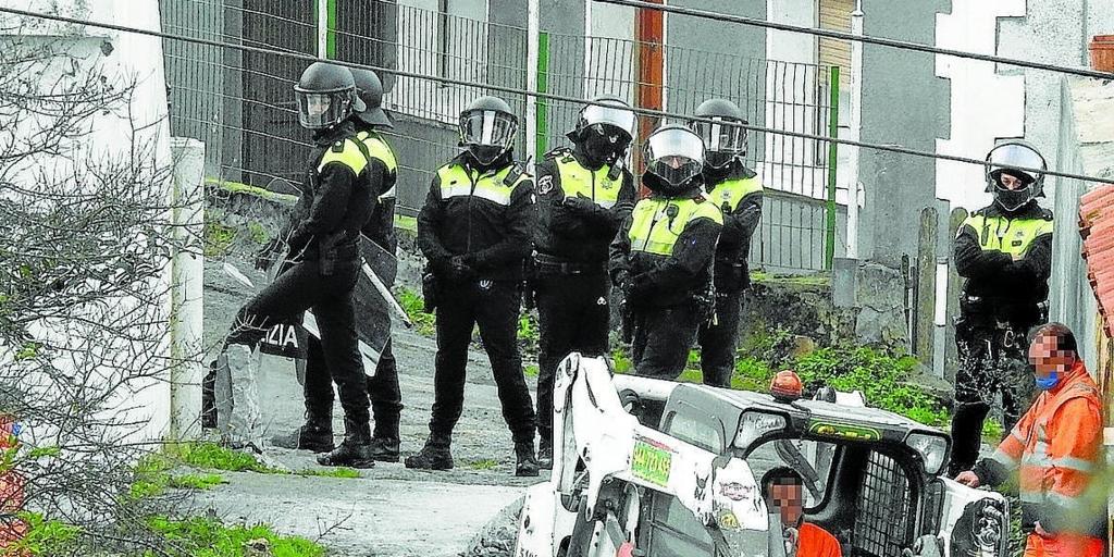 Detenido el hijo de la mujer de 84 años que estaba atada entre gatos muertos y basura en su casa en Bilbao