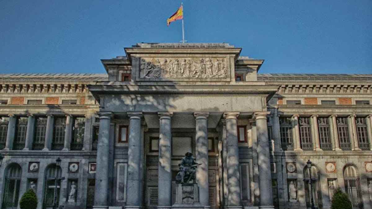 Fachada del Museo del Prado en Madrid, sede del recorrido “El Prado en femenino III” sobre el mecenazgo artístico femenino.