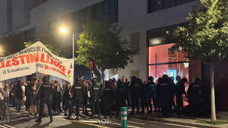 Momento de la detención de un manifestante propalestino frente al Roig Arena