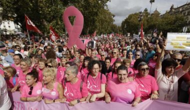 Miles de mujeres se manifiestan por la sanidad pública en Andalucía: «Esto es sólo el principio» - ABC